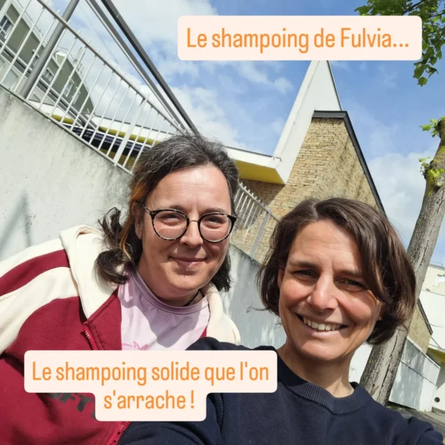 Depuis 5 ans, on en a essayé pleins et le seul que tout le monde adore, qui mousse et qui rend les cheveux doux et impeccables, c'est  le shampoing de Fulvia, de la @lasavonnerieduloupquichante dans le 78 .

L'essayer, c'est l'adopter....
Et vous, vous êtes passés au solide ? L'avez vous testé ?