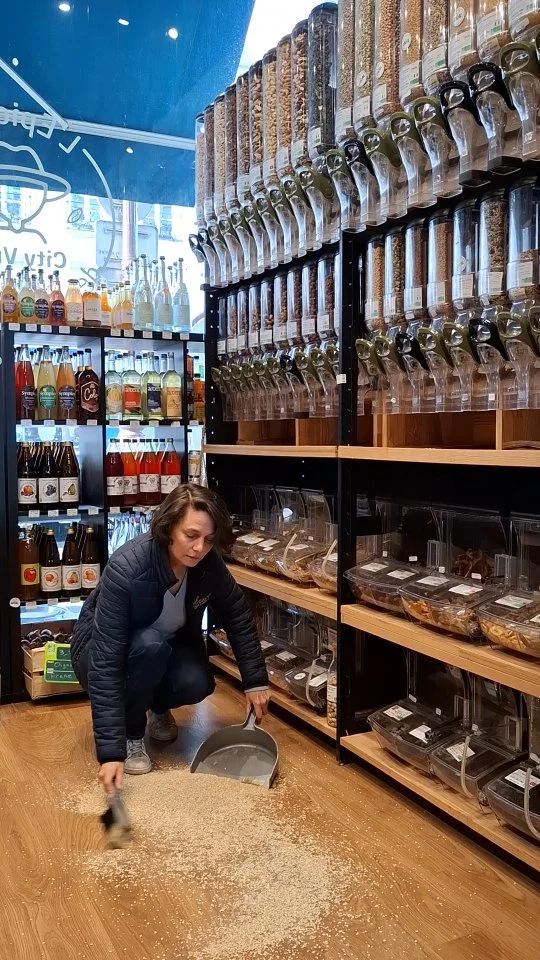 Ah les boulettes des clients...!
Bon la plupart du temps, c'est qu'un coup de balai à passer...tant que ce n'est pas 500g de pignon de pin par terre 🤣 
La lessive laissée ouverte, c'est pas mal aussi, ça colle longtemps 🫠
Allez, sans rancune, ça fait parti du jeu ... Moi, j'en fais encore régulièrement en préparant les livraisons 😉